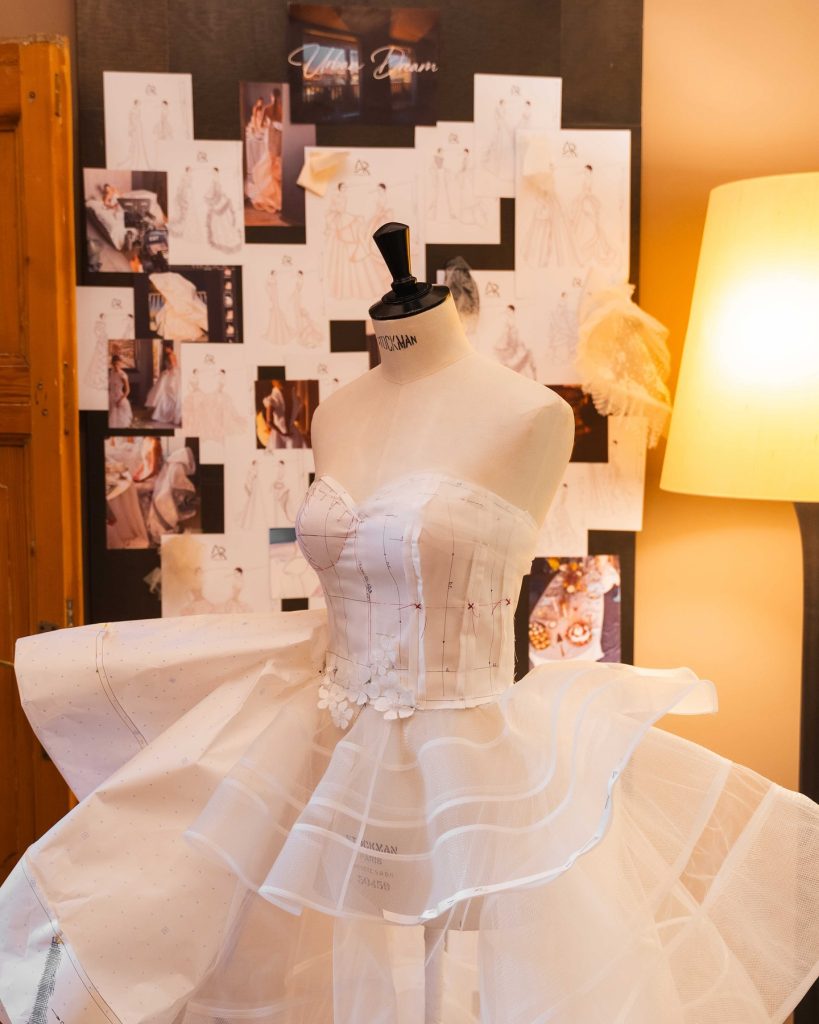 In questa foto un abito da sposa Antonio Riva 2026
