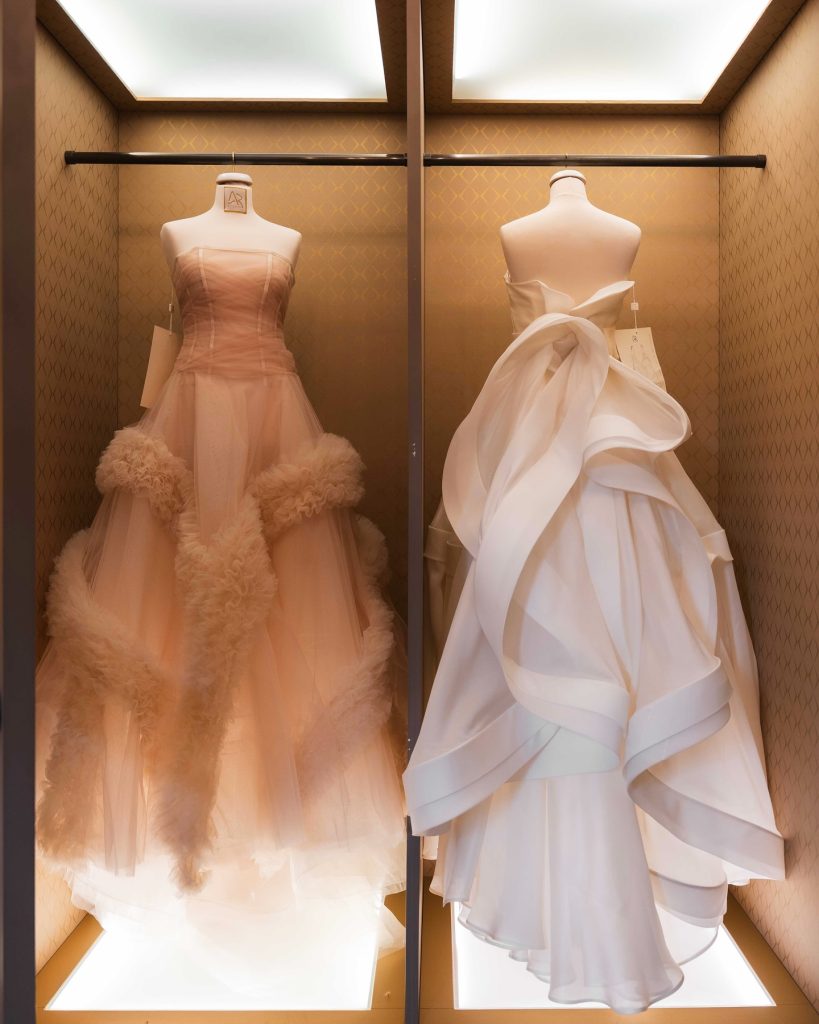 In questa foto gli abiti da sposa Antonio Riva 2026
