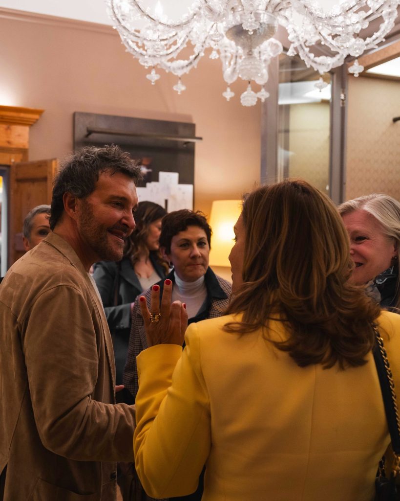 Antonio Riva durante la presentazione della collezione sposa 2026 nel suo atelier