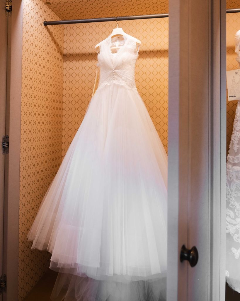 In questa foto un abito da sposa Antonio Riva 2026 con gonna di tulle
