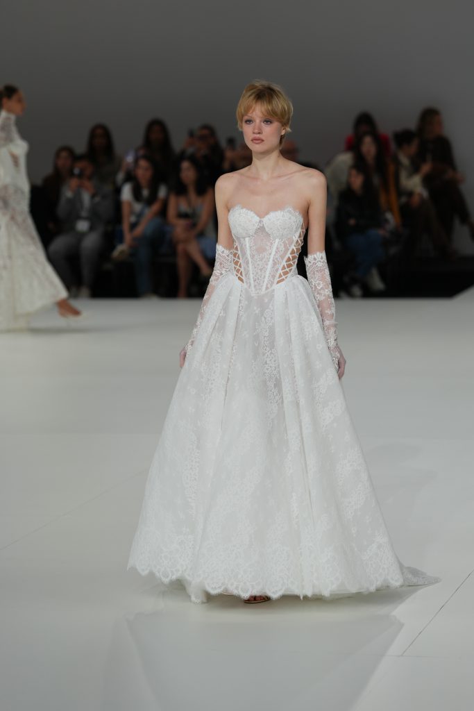 In questa foto la modella indossa un abito da sposa Claudio Di Mari 2026 a principessa