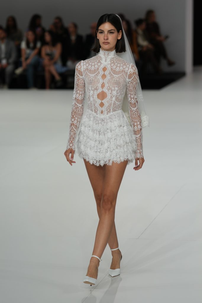 In questa foto la modella indossa un abito da sposa Claudio Di Mari 2026 corto
