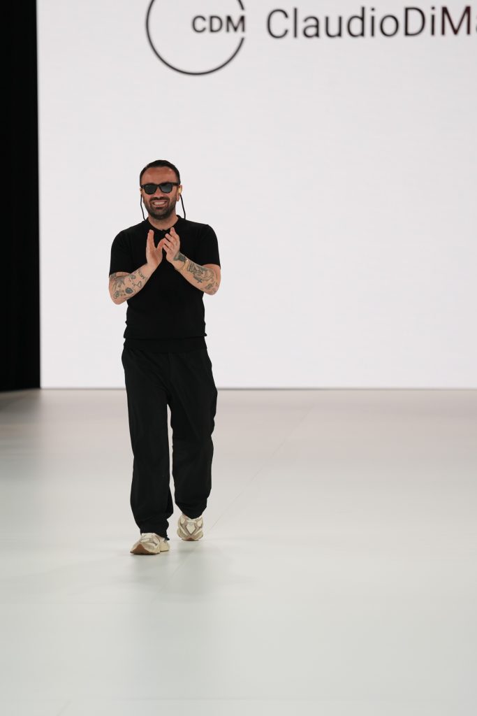 In questa foto Claudio Di Mari durante la presentazione della collezione sposa 2026 alla Barcelona Bridal Fashion Week
