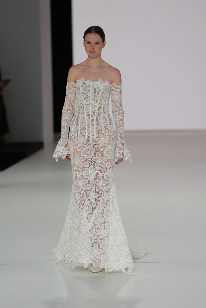 In questa foto la modella indossa un abito da sposa Claudio Di Mari 2026 