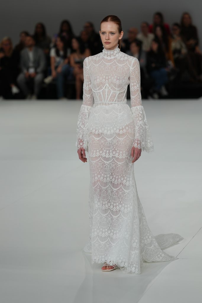 In questa foto la modella indossa un abito da sposa Claudio Di Mari 2026 