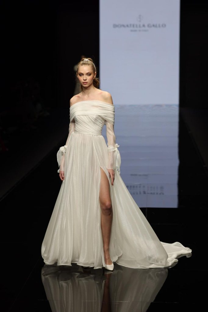 In questa foto la modella indossa un abito da sposa Donatella Gallo 2026