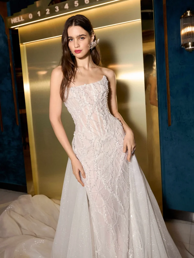 In questa foto la modella indossa un abito da sposa Galia Lahav 2026