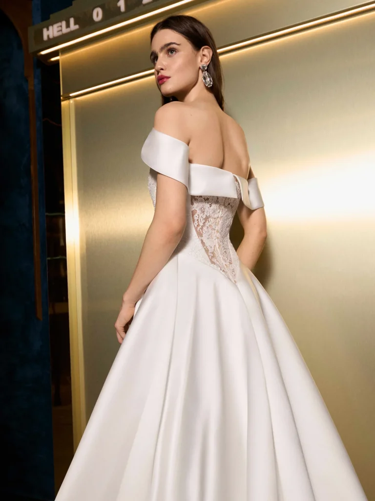 In questa foto la modella indossa un abito da sposa Galia Lahav 2026