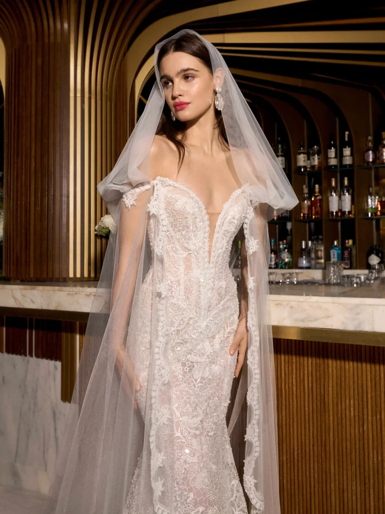 In questa foto la modella indossa un abito da sposa Galia Lahav 2026