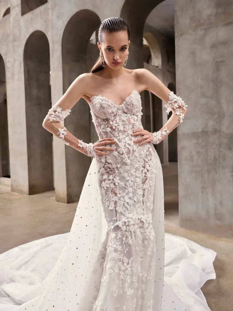 In questa foto la modella indossa un abito da sposa Galia Lahav 2026