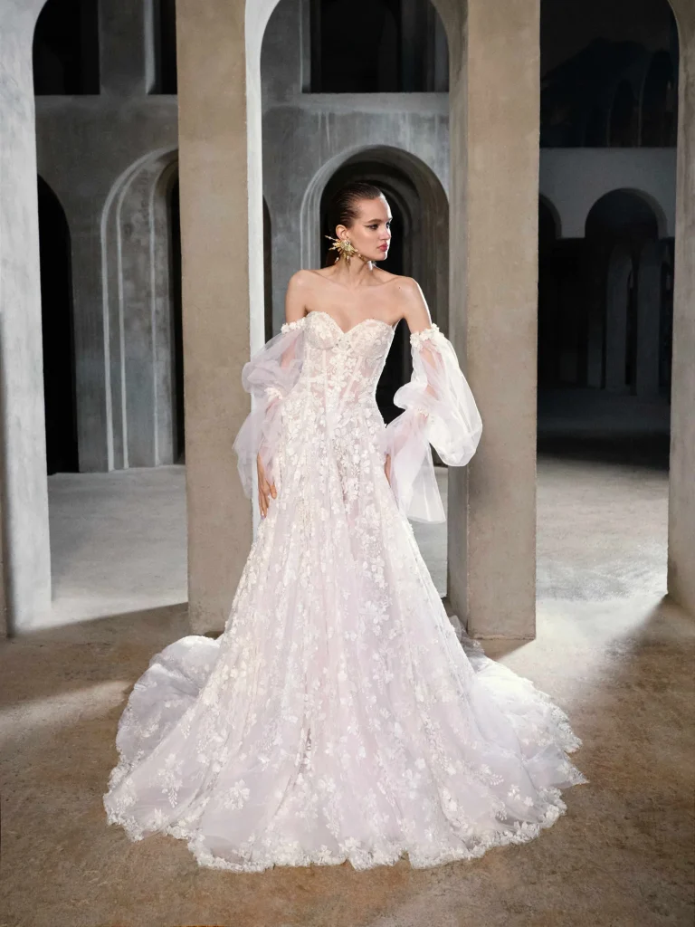 In questa foto la modella indossa un abito da sposa Galia Lahav 2026