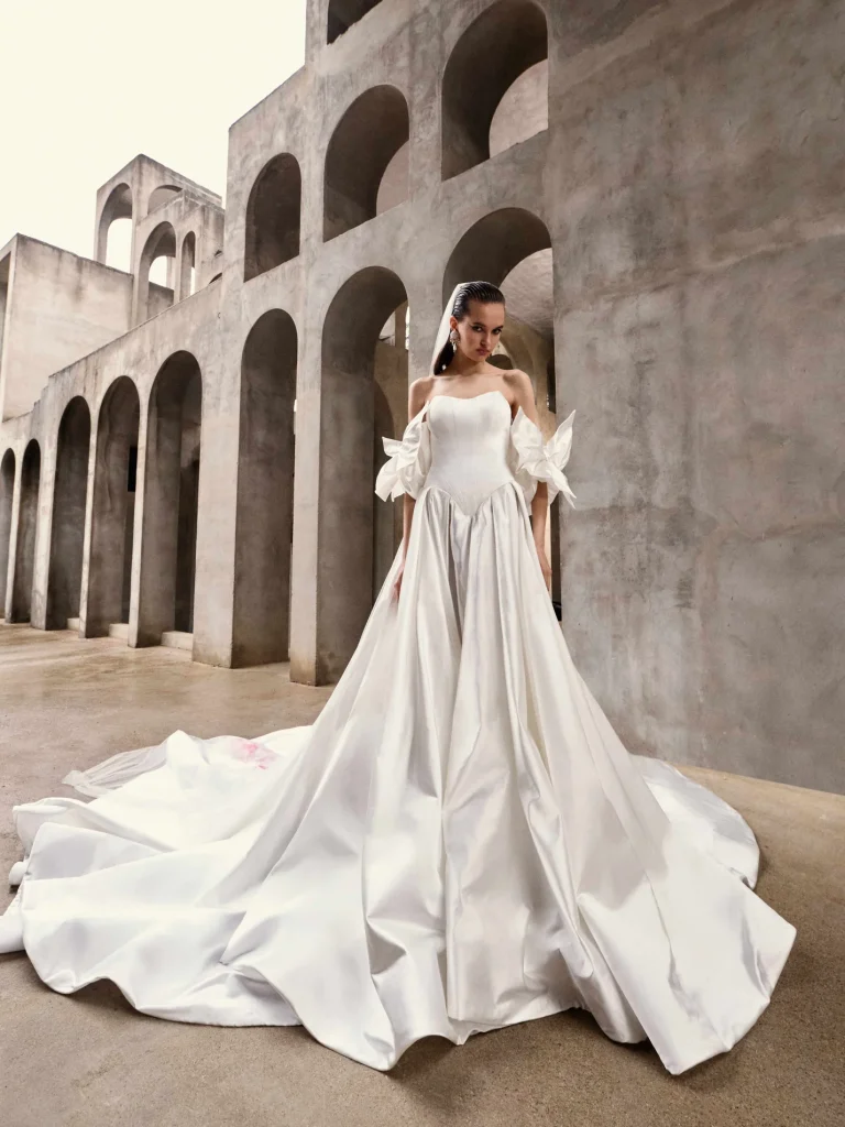 In questa foto la modella indossa un abito da sposa Galia Lahav 2026