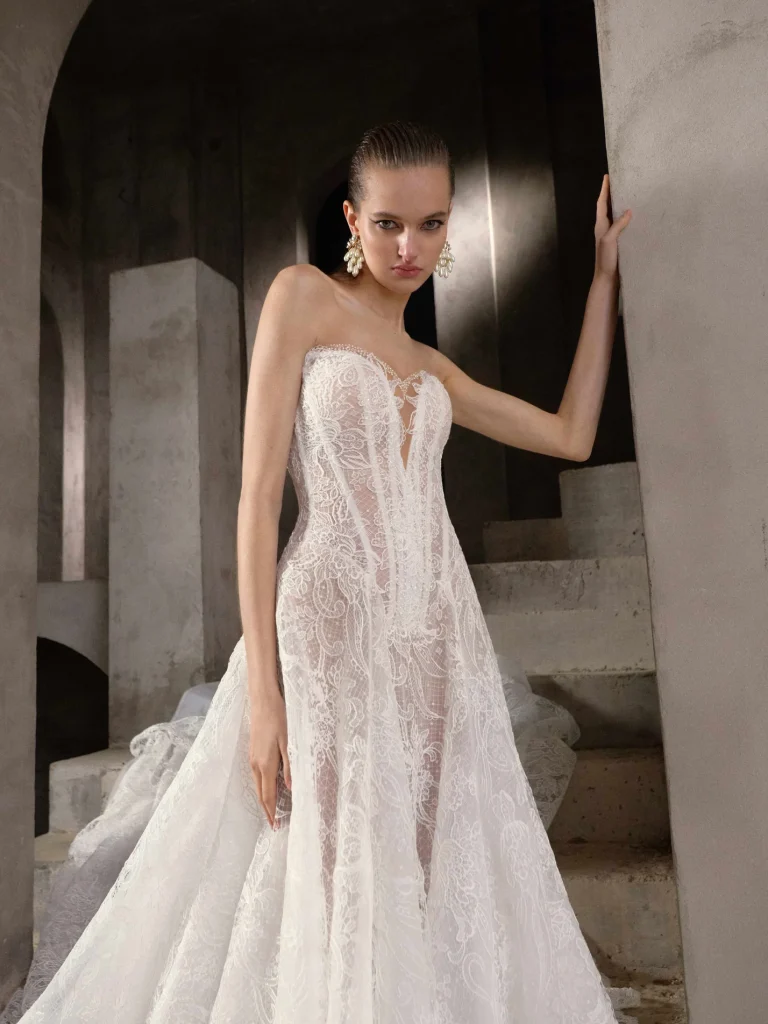 In questa foto la modella indossa un abito da sposa Galia Lahav 2026