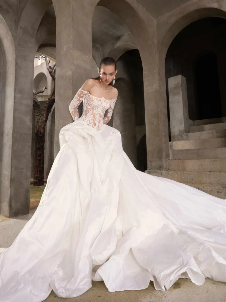 In questa foto la modella indossa un abito da sposa Galia Lahav 2026
