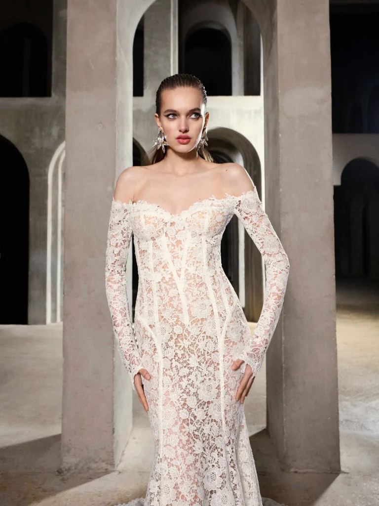 In questa foto la modella indossa un abito da sposa Galia Lahav 2026