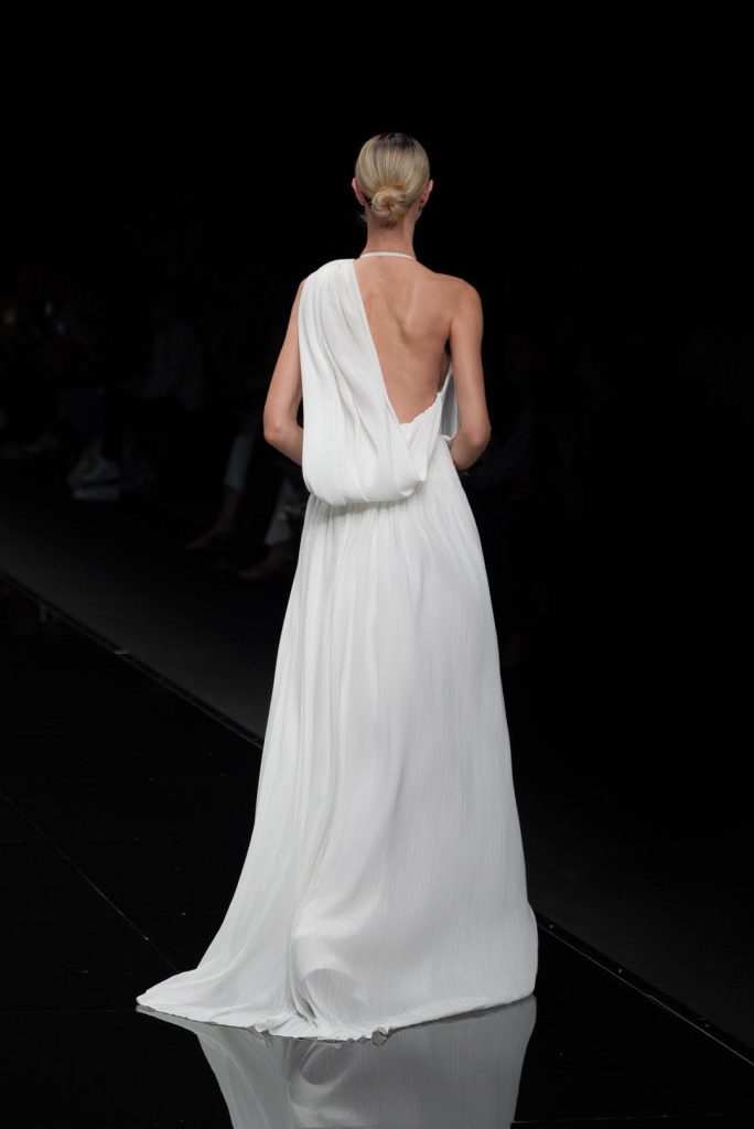 In questa foto la modella indossa un abito da sposa Peter Langner 2026