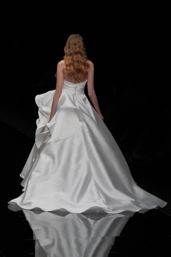 In questa foto la modella indossa un abito da sposa Peter Langner 2026