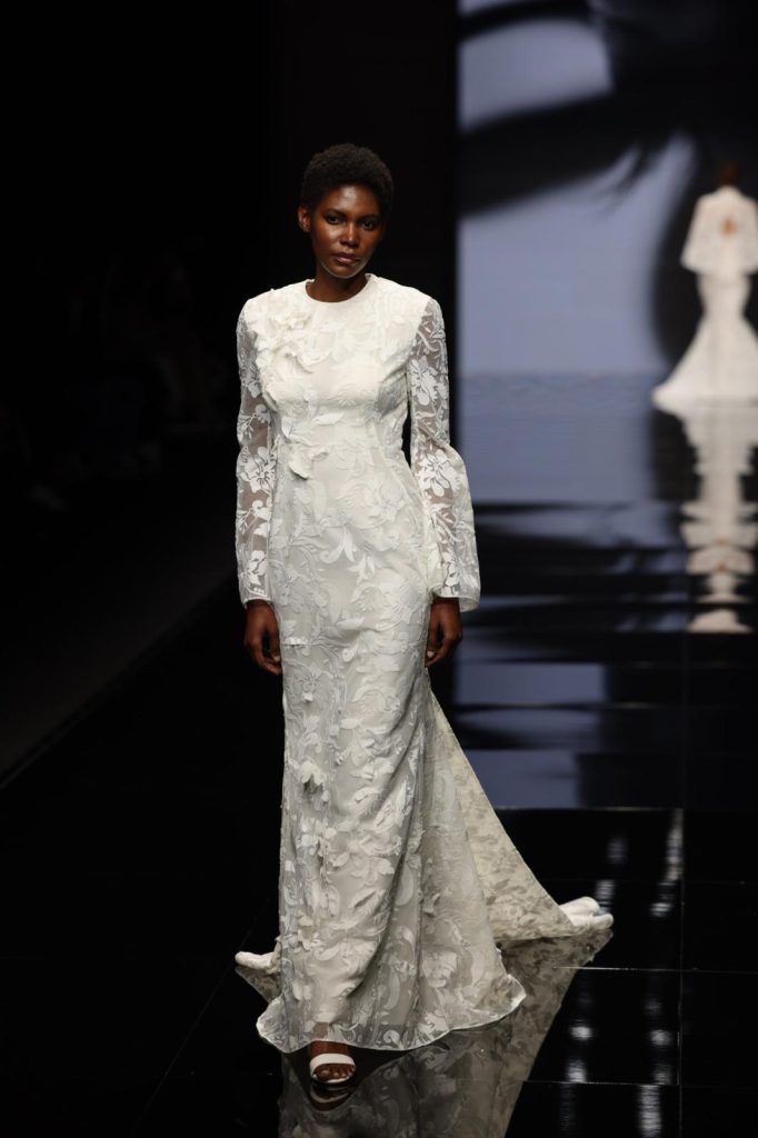 In questa foto la modella indossa un abito da sposa Peter Langner 2026