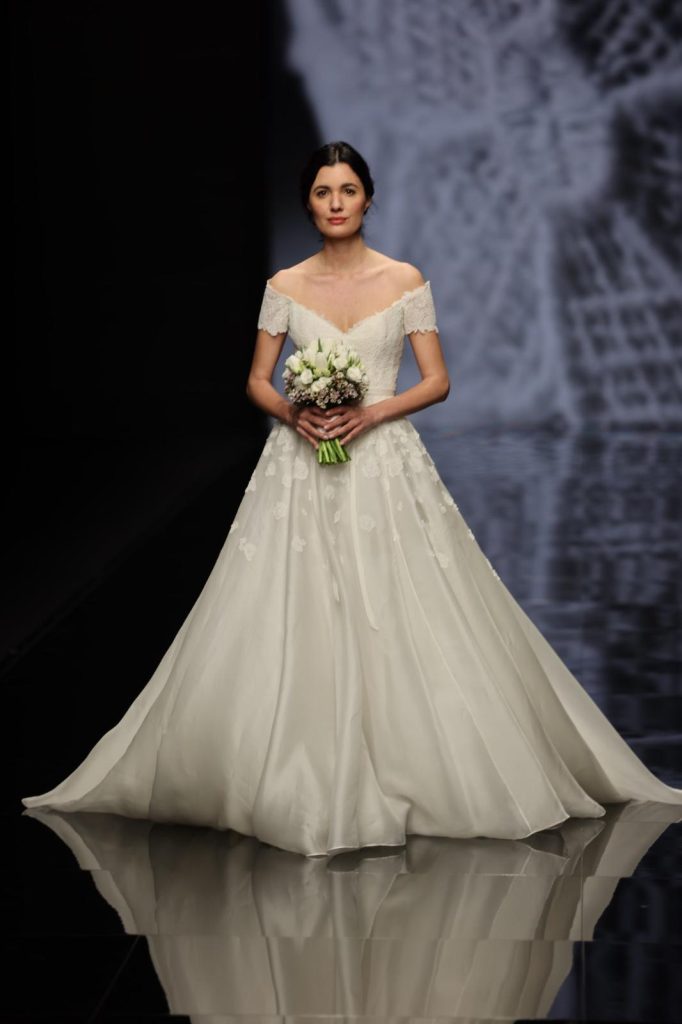 In questa foto la modella indossa un abito da sposa Peter Langner 2026
