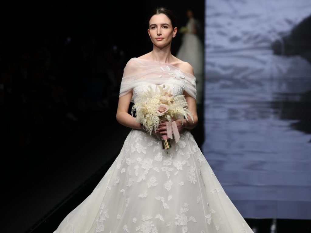 In questa foto la modella indossa un abito da sposa peter langner 2026