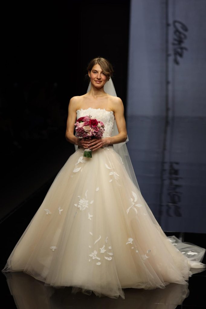 In questa foto la modella indossa un abito da sposa Peter Langner 2026