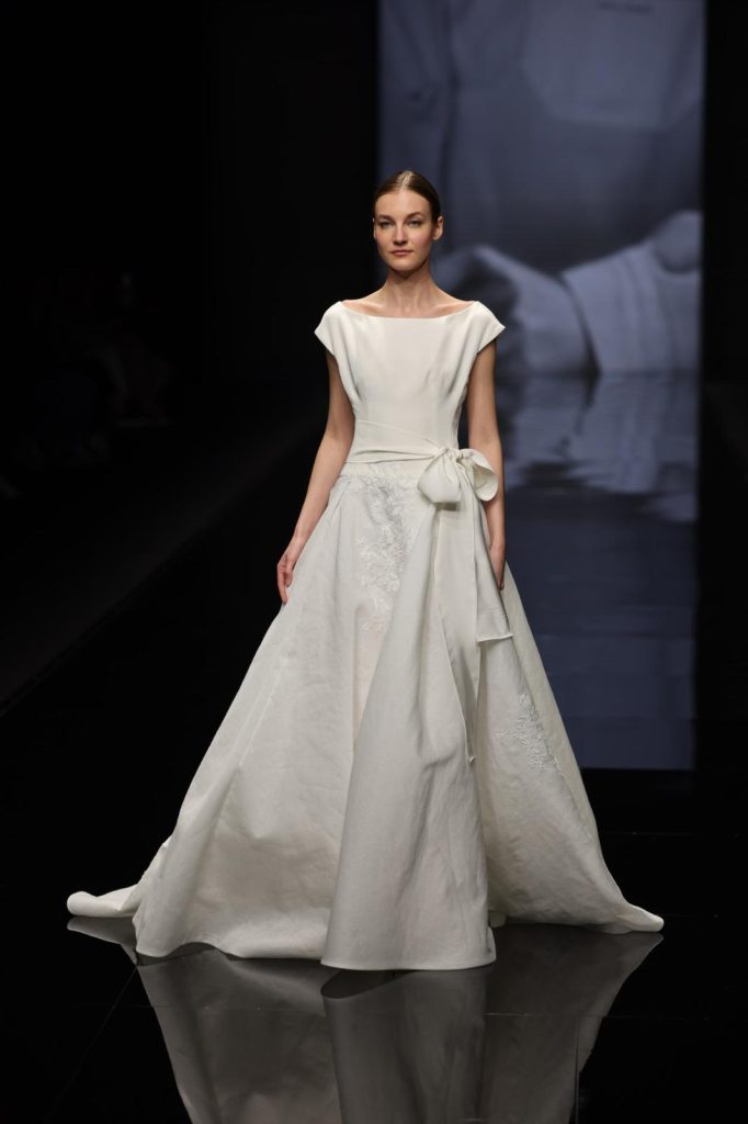 In questa foto la modella indossa un abito da sposa Peter Langner 2026