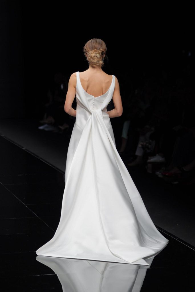 In questa foto la modella indossa un abito da sposa Peter Langner 2026