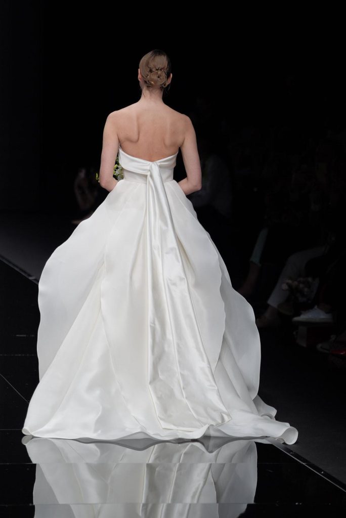 In questa foto la modella indossa un abito da sposa Peter Langner 2026