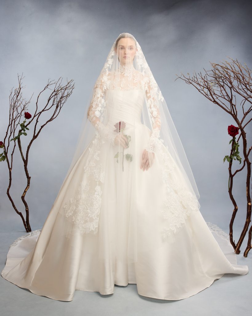 In questa foto la modella indossa un abito da sposa Reem Acra 2026