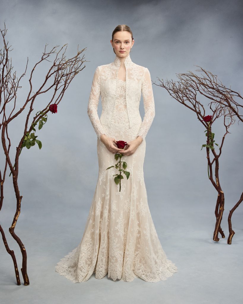 In questa foto la modella indossa un abito da sposa Reem Acra 2026