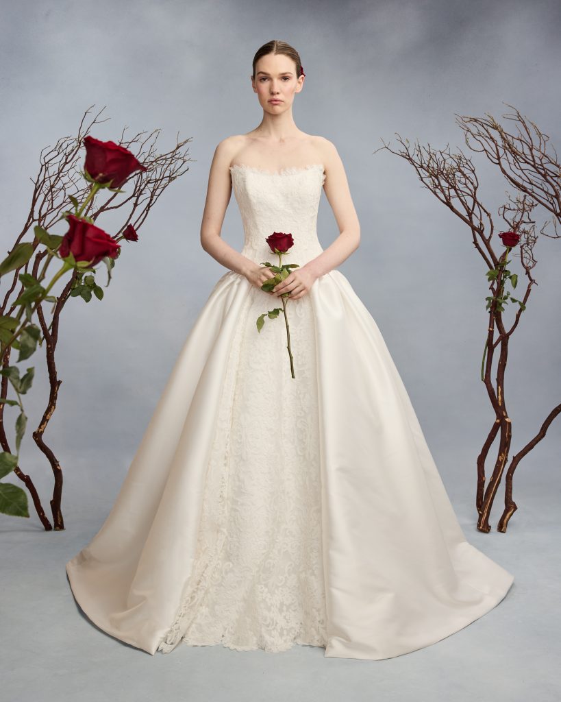 In questa foto la modella indossa un abito da sposa Reem Acra 2026