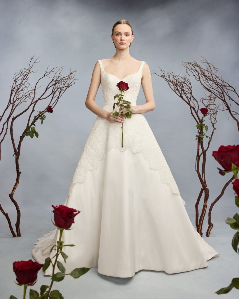 In questa foto la modella indossa un abito da sposa Reem Acra 2026