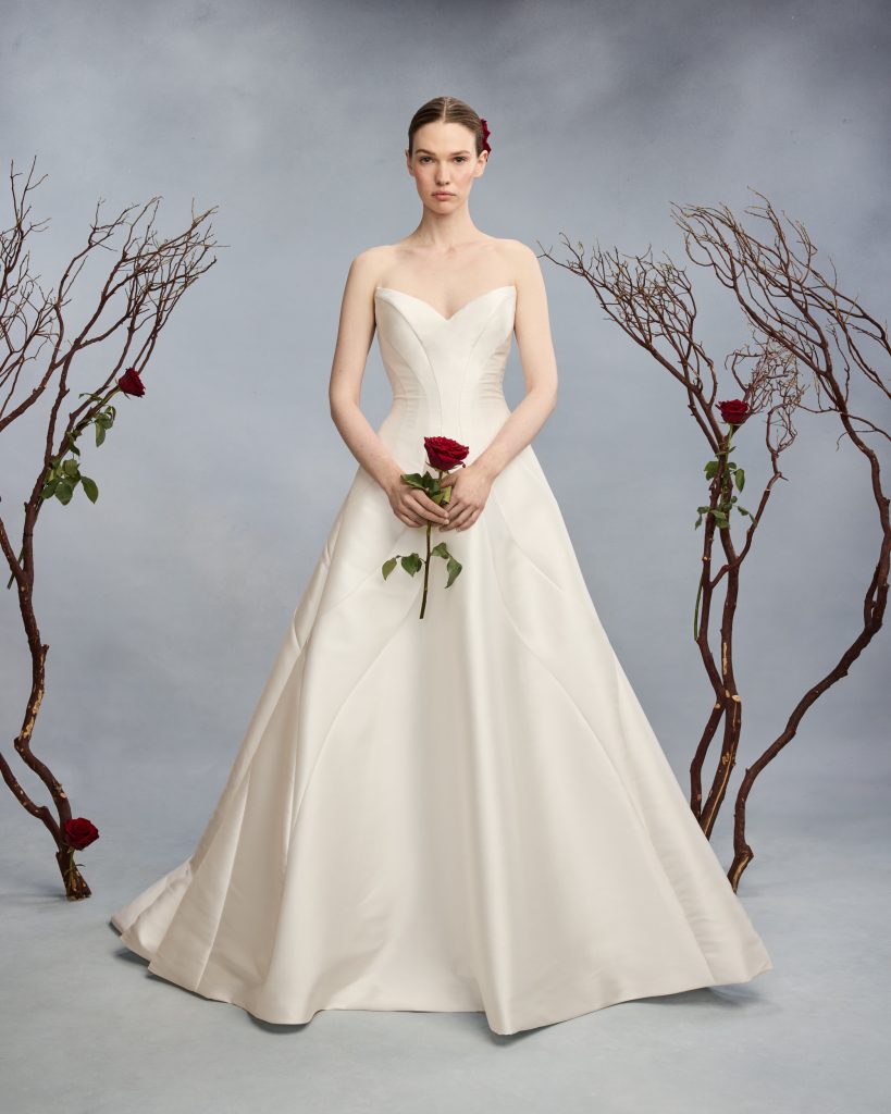 In questa foto la modella indossa un abito da sposa Reem Acra 2026