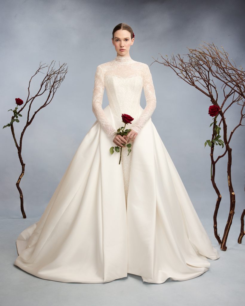 In questa foto la modella indossa un abito da sposa Reem Acra 2026