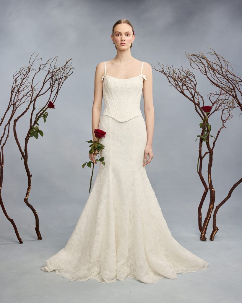 In questa foto la modella indossa un abito da sposa Reem Acra 2026