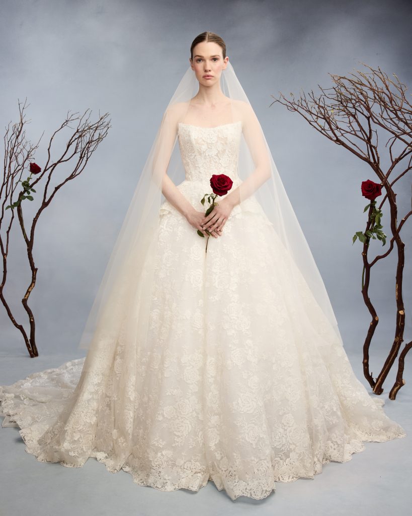 In questa foto la modella indossa un abito da sposa Reem Acra 2026