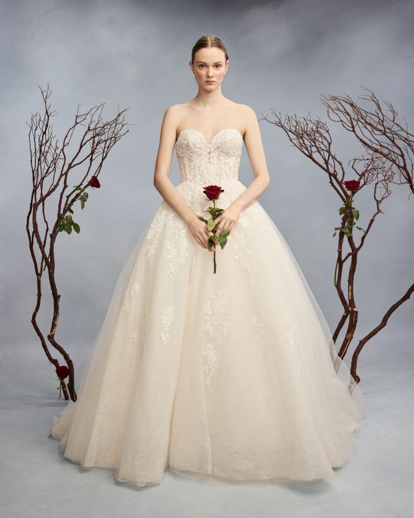 In questa foto la modella indossa un abito da sposa Reem Acra 2026