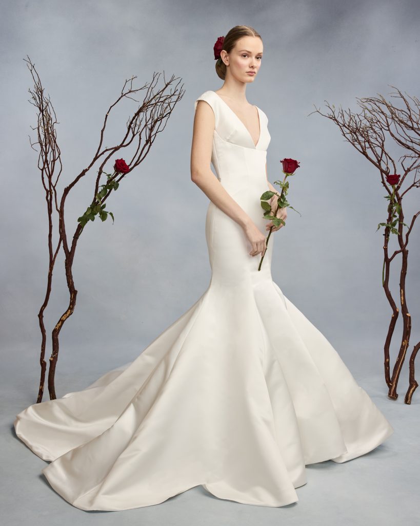 In questa foto la modella indossa un abito da sposa Reem Acra 2026