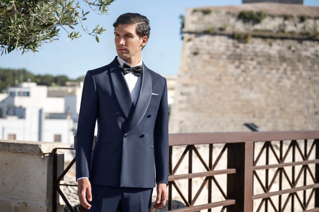 In questa foto il modello indossa un abito da sposo angelo toma 2026