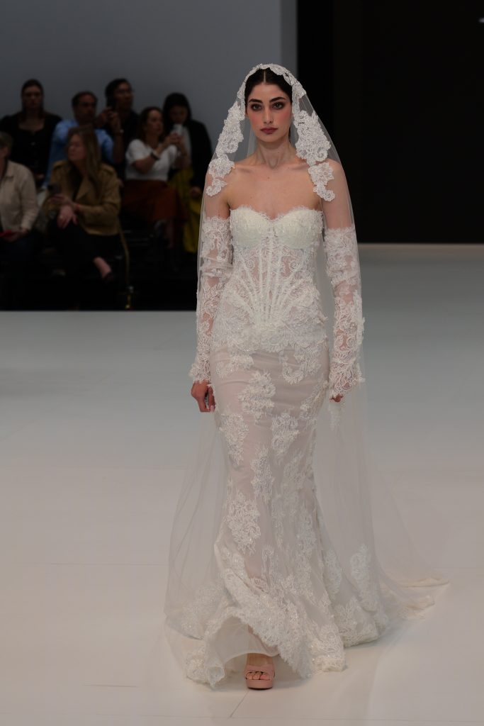 In questa foto la modella indossa in passerella un abito Ricca Sposa 2026  a sirena