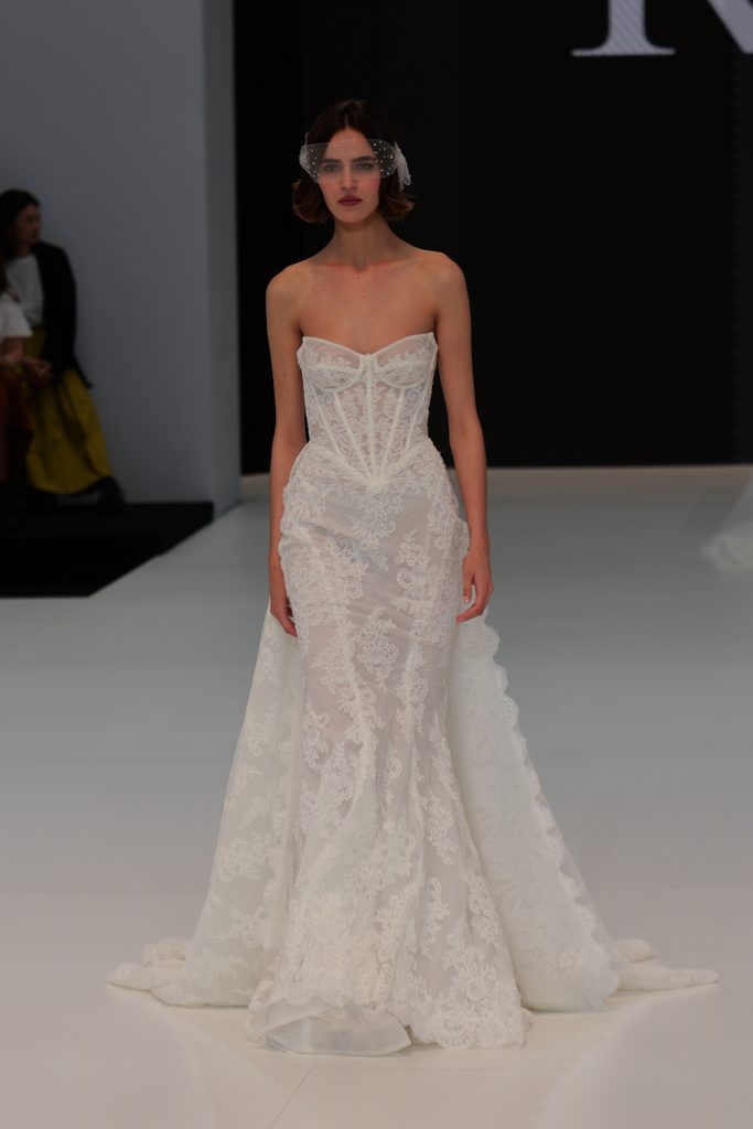 In questa foto la modella indossa in passerella un abito Ricca Sposa 2026 