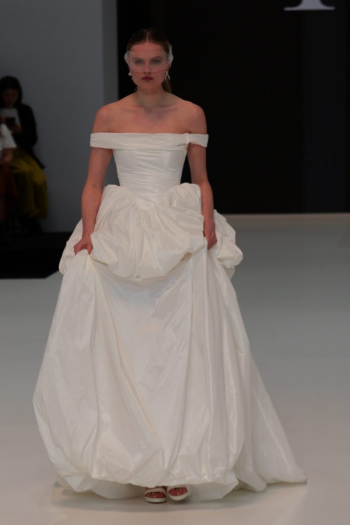 In questa foto la modella indossa in passerella un abito Ricca Sposa 2026 