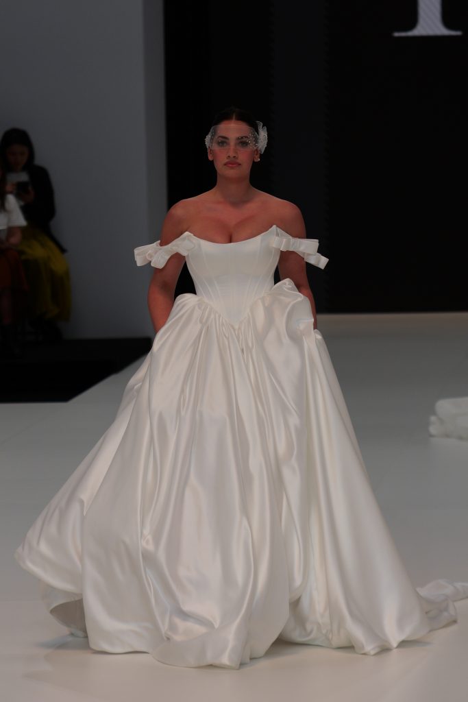 In questa foto la modella indossa in passerella un abito Ricca Sposa 2026 