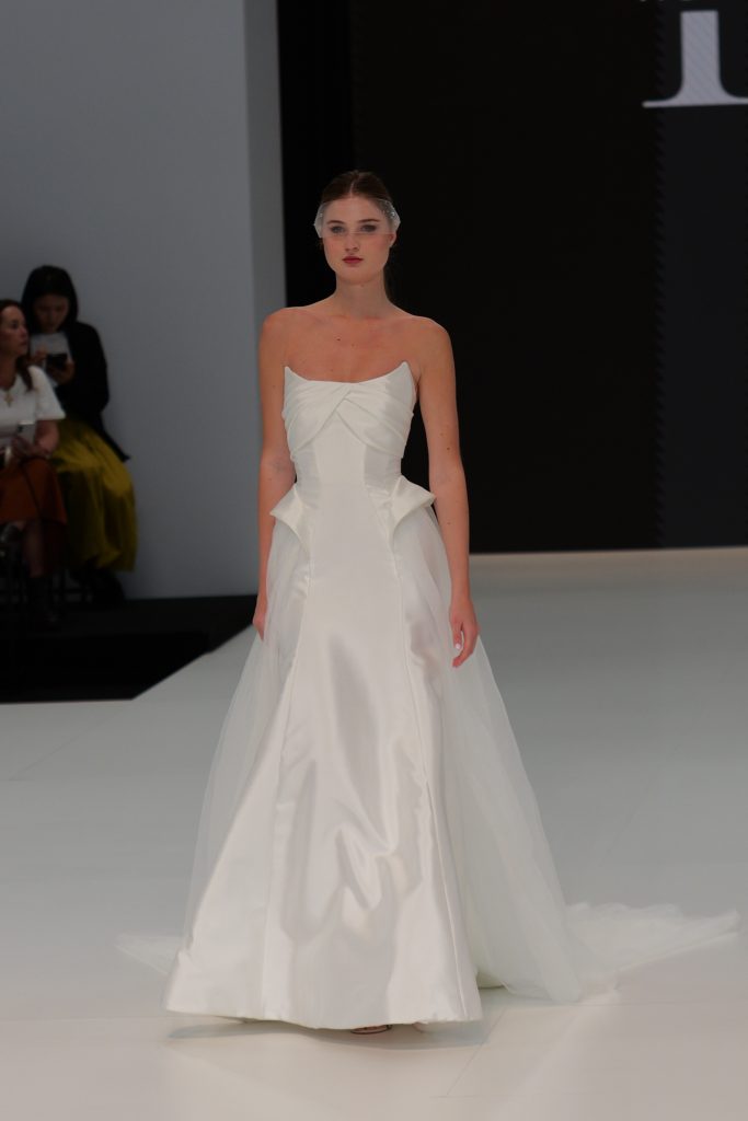 In questa foto la modella indossa in passerella un abito Ricca Sposa 2026 con bustier