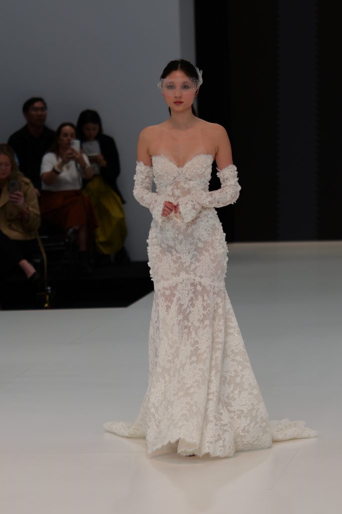 In questa foto la modella indossa in passerella un abito Ricca Sposa 2026 