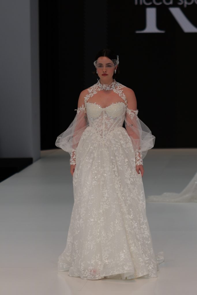 In questa foto la modella indossa in passerella un abito Ricca Sposa 2026 