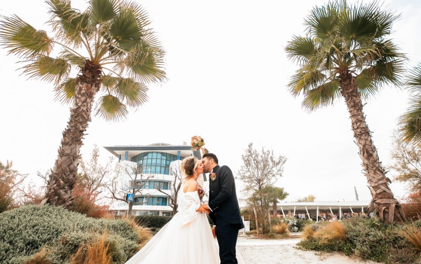 Giurarsi amore eterno in riva al mare, le nozze al Blu Suite Resort