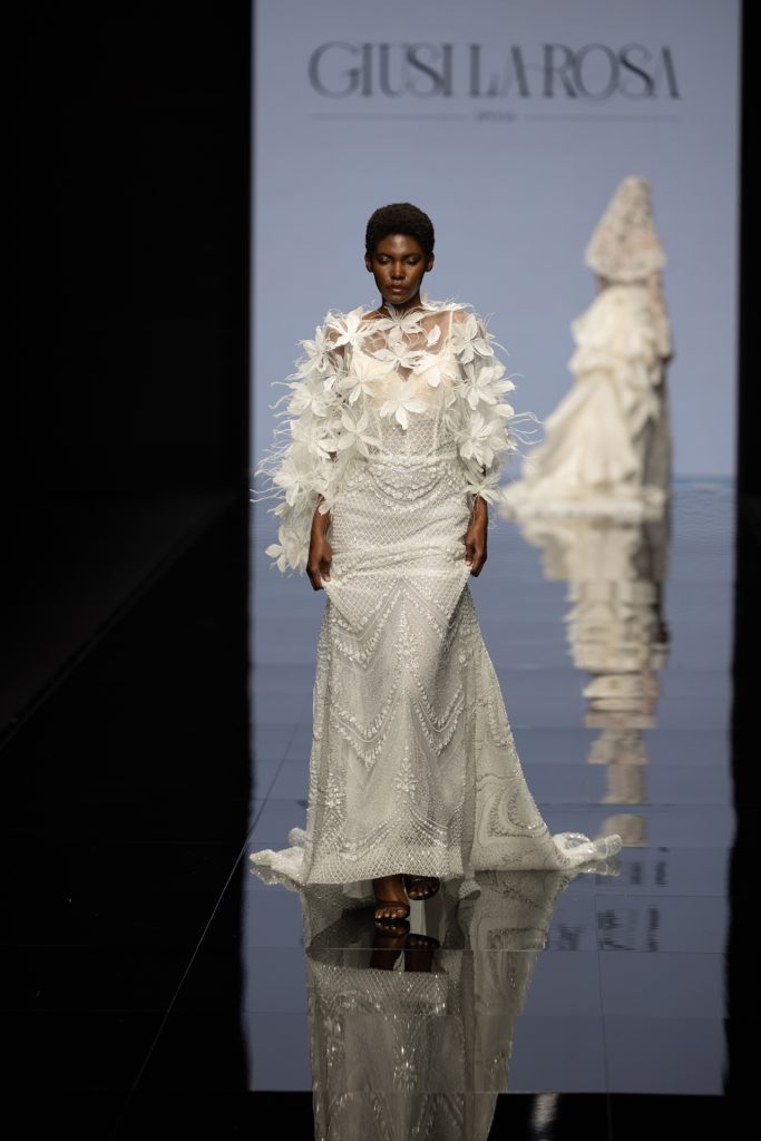 In questa foto una modella indossa un abito da sposa Giusi La Rosa