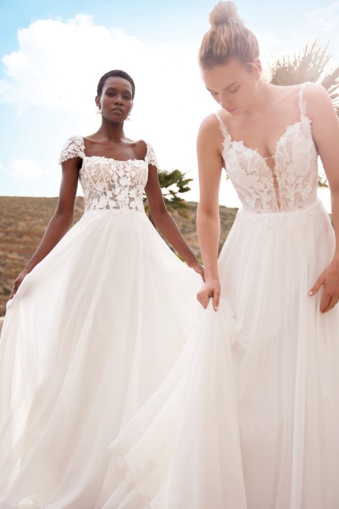In questa foto, due modelle indossano due abiti della collezione sposa Lilian West SS 2025