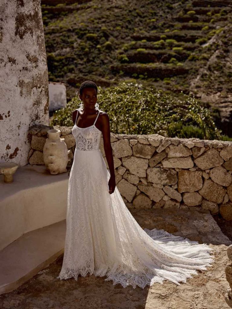 In questa foto, una modella indossa un abito scivolato in pizzo macramè 